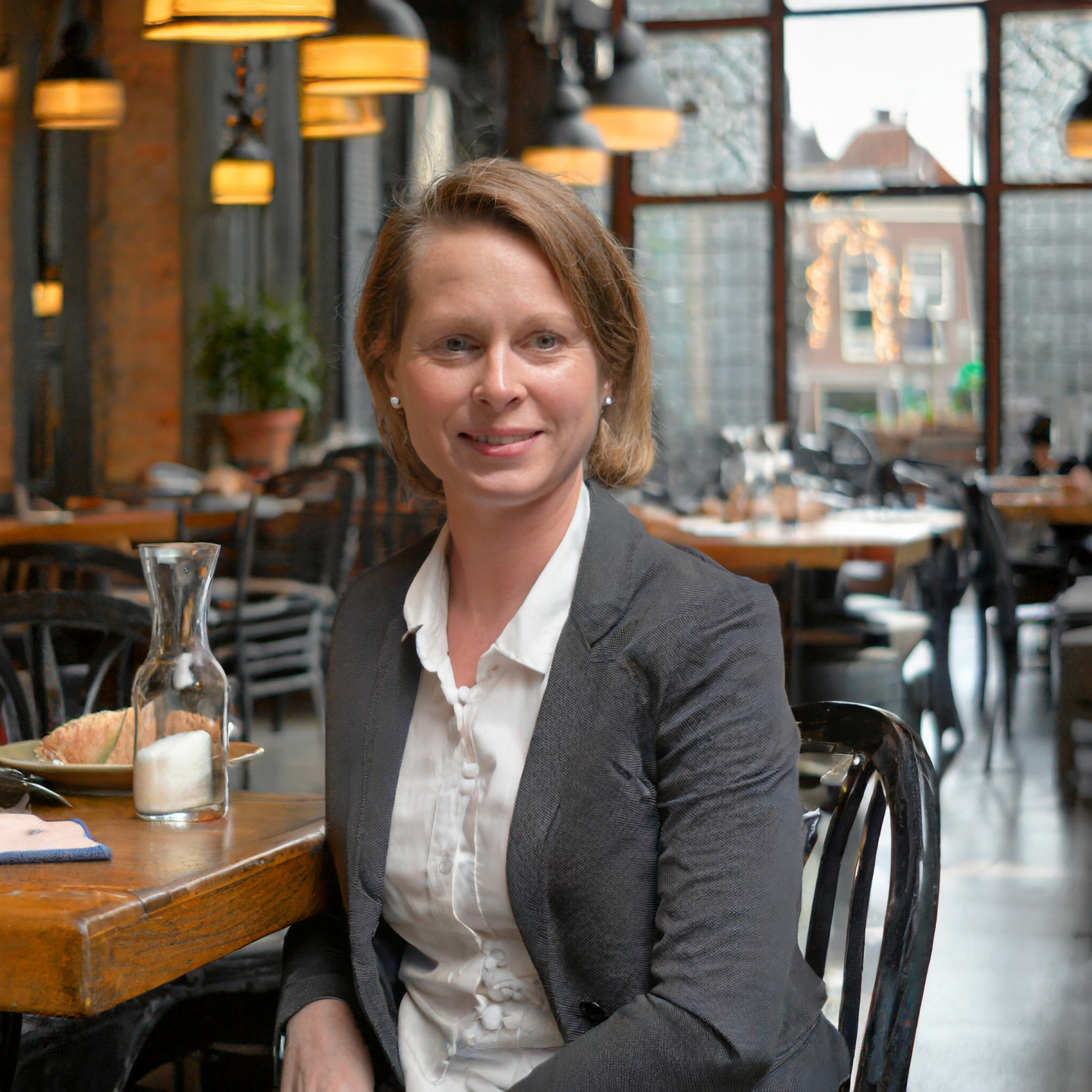 Firefly-A-entrepreneur-in-a-dutch-restaurant-in-a-city-with-less-then-100.000-people.-14772